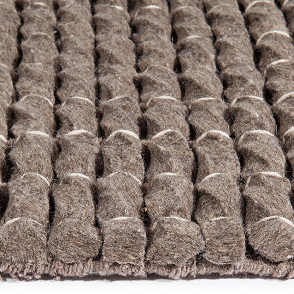 zijkant detail aanzicht van vloerkleed LONDON, in de kleur grijs gemaakt van wol.