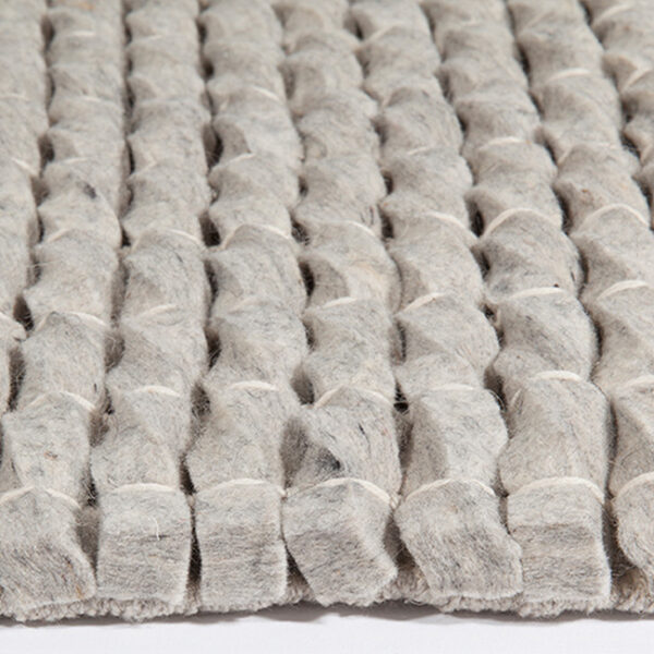 Zijkant detail aanzicht van vloerkleed LONDON, in de kleur zilver gemaakt van wol.