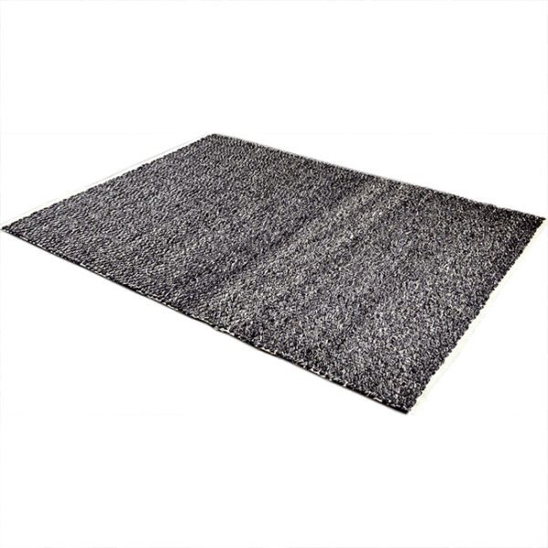 Diagonaal aanzicht van vloerkleed LORENZO, in de kleur antraciet gemaakt van wol.