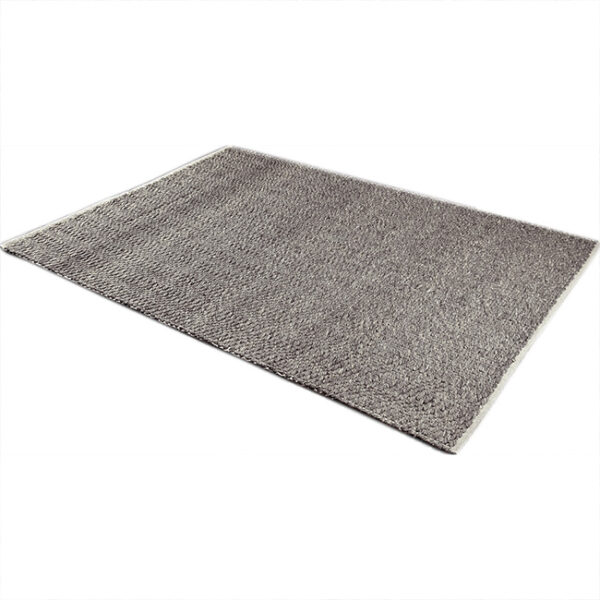 Diagonaal aanzicht van vloerkleed LORENZO, in de kleur grijs gemaakt van wol.