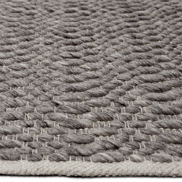 Zijkant detail aanzicht van vloerkleed LORENZO, in de kleur grijs gemaakt van wol.