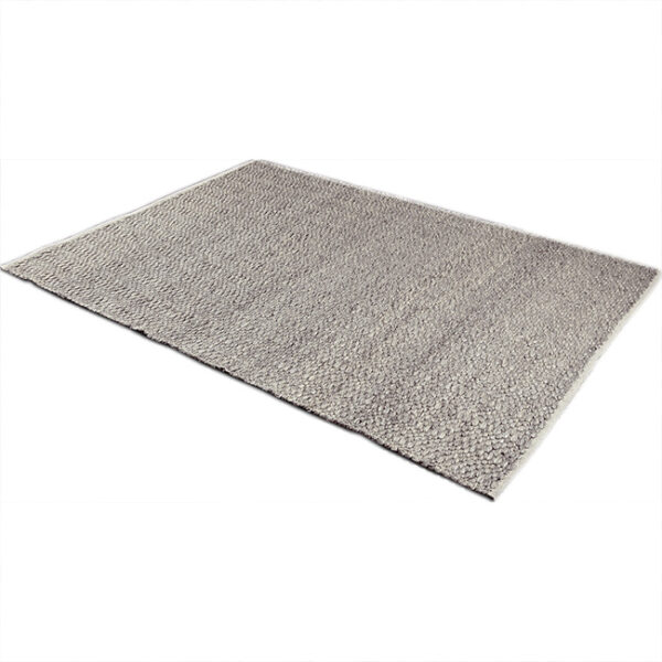 Diagonaal aanzicht van vloerkleed LORENZO, in de kleur NT grijs gemaakt van wol.