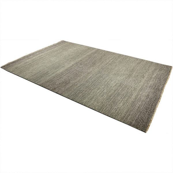 Diagonaal aanzicht van vloerkleed LUCERA, in de kleur bruin grijs gemaakt van wol.