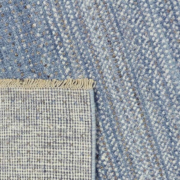 Achterkant hoek aanzicht van vloerkleed LUCERA, in de kleur ivoor blauw gemaakt van wol.