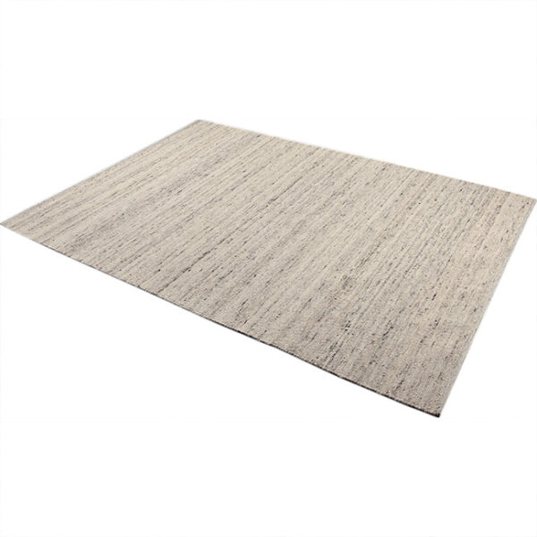 Diagonaal aanzicht van vloerkleed LUNI, in de kleur ivoor bruin gemaakt van wol.