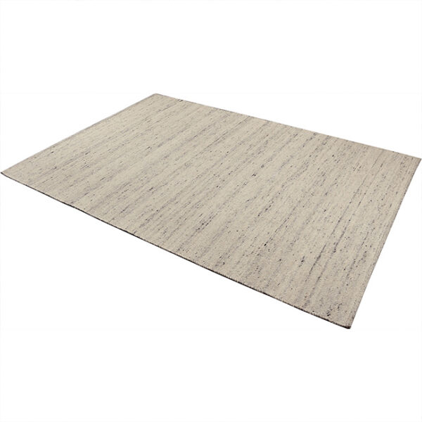 Diagonaal aanzicht van vloerkleed LUNI, in de kleur ivoor gemaakt van wol.