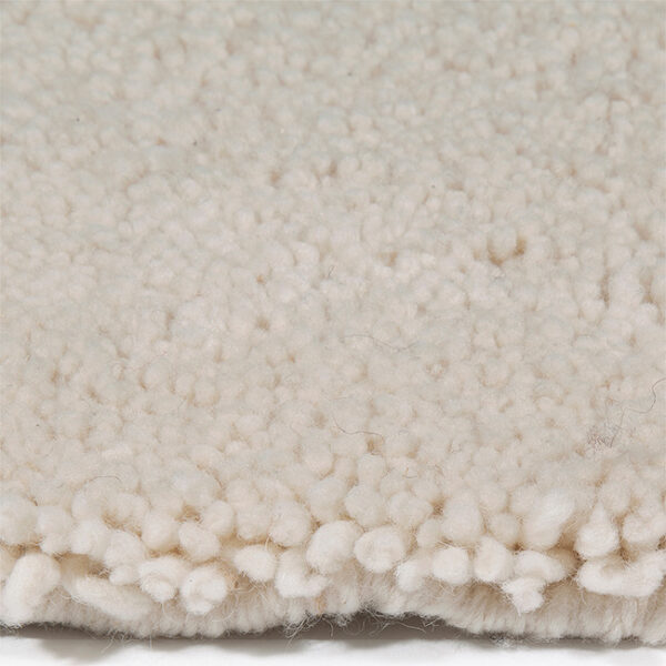 Zijkant detail aanzicht van vloerkleed MAROC debut 60, in de kleur wit gemaakt van wol.