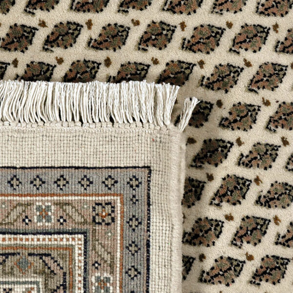 achterkant hoek van vloerkleed MIR corner, in de kleur creme, gemaakt van wol.