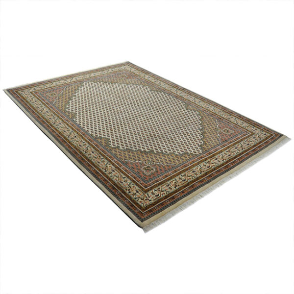 Diagonaal aanzicht van vloerkleed MIR corner, in de kleur creme, gemaakt van wol.