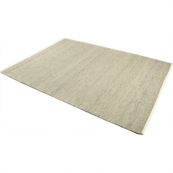 Diagonaal aanzicht van vloerkleed MULA, in de kleur groen grijs gemaakt van een mix van wol.
