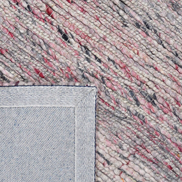 Achterkant hoek aanzicht van vloerkleed NAVASSA, in de kleur beige naturel roze gemaakt van wol.