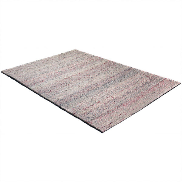 Diagonaal aanzicht van vloerkleed NAVASSA, in de kleur beige naturel roze gemaakt van wol.