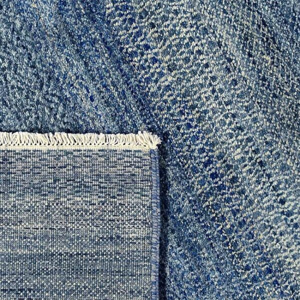 Achterkant hoek aanzicht van vloerkleed PAMPAS, in de kleur china blauw, gemaakt van wol.