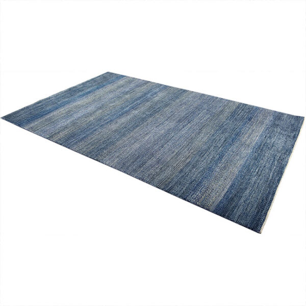 Diagonaal aanzicht van vloerkleed PAMPAS, in de kleur china blauw, gemaakt van wol.