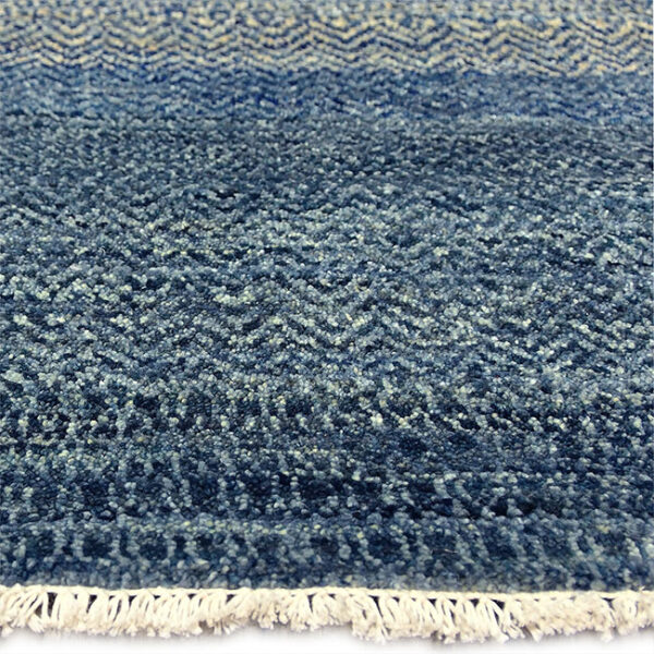 Zijkant detail aanzicht van vloerkleed PAMPAS, in de kleur china blauw, gemaakt van wol.