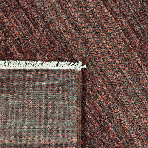 Achterkant hoek aanzicht van vloerkleed PAMPAS, in de kleur plum rood gemaakt van wol.