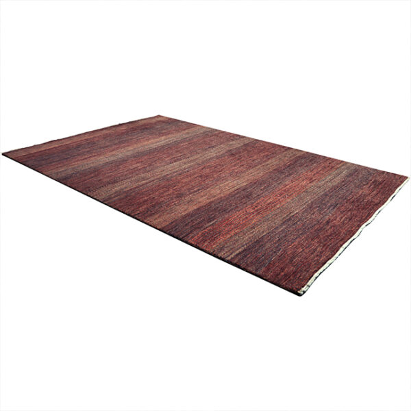 Diagonaal aanzicht van vloerkleed PAMPAS, in de kleur plum rood gemaakt van wol.