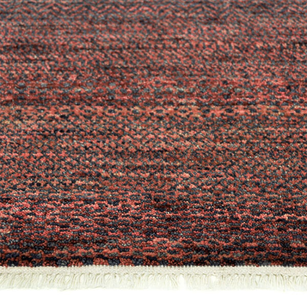 Zijkant detail aanzicht van vloerkleed PAMPAS, in de kleur plum rood gemaakt van wol.