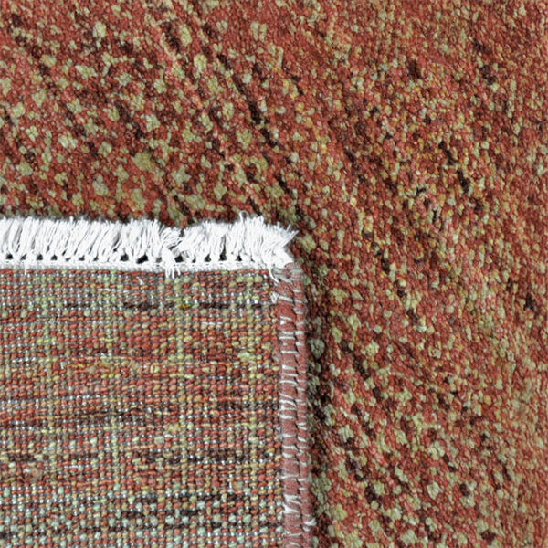 Achterkant hoek aanzicht van vloerkleed PAMPAS, in de kleur rood oranje gemaakt van wol.
