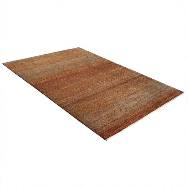 Diagonaal aanzicht van vloerkleed PAMPAS, in de kleur rood oranje gemaakt van wol.