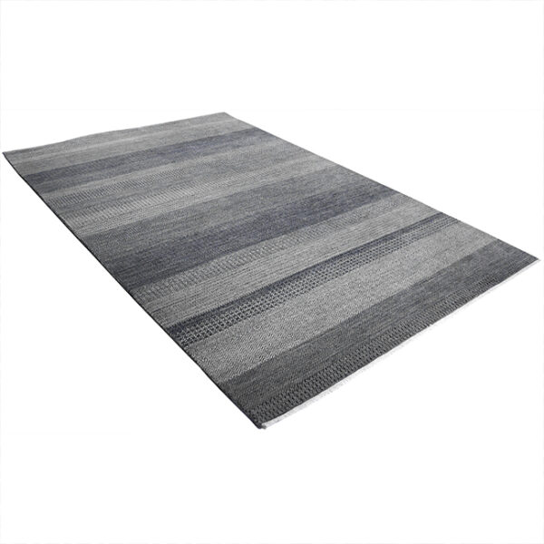 Diagonaal aanzicht van vloerkleed PAMPAS, in de kleur zwart zilver gemaakt van wol.