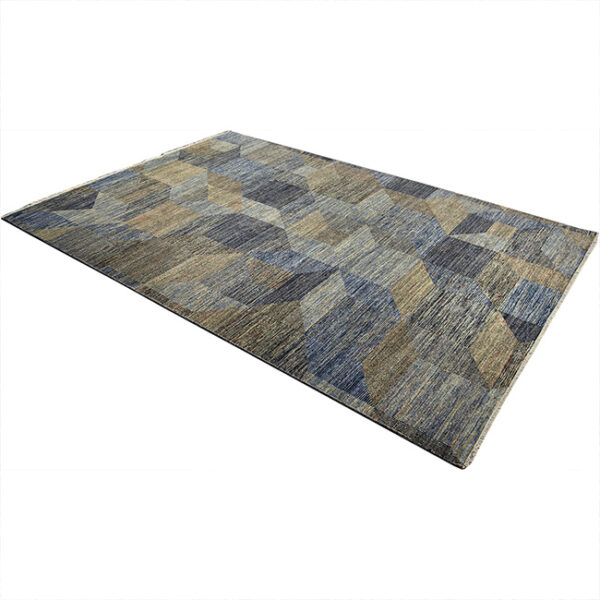 Diagonaal aanzicht van vloerkleed PATRI K, in de kleur blauw gemaakt van wol.