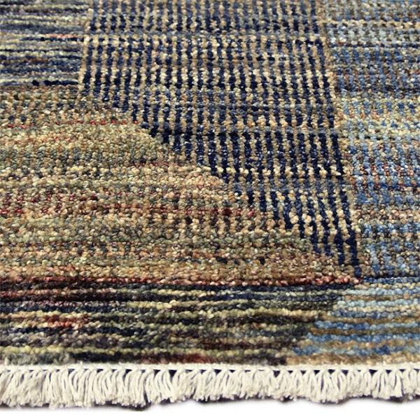 Zijkant detail aanzicht van vloerkleed PATRI K, in de kleur blauw gemaakt van wol.