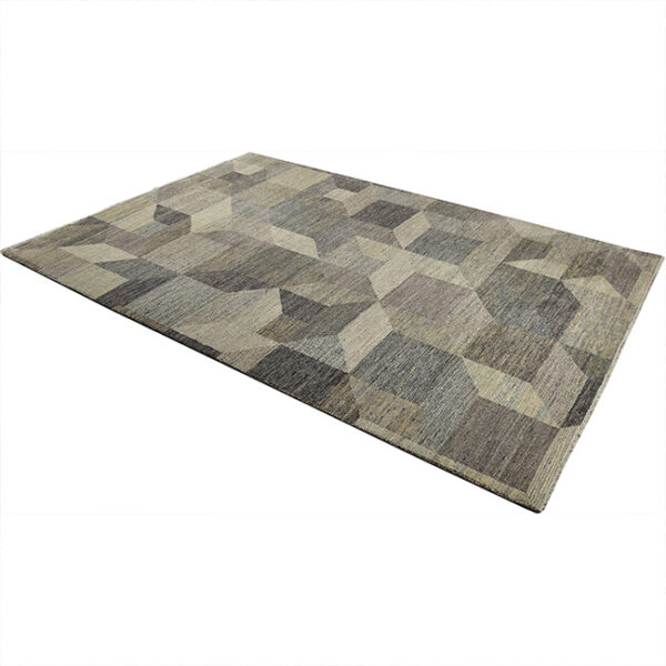 Diagonaal aanzicht van vloerkleed PATRI K, in de kleur grijs gemaakt van wol.