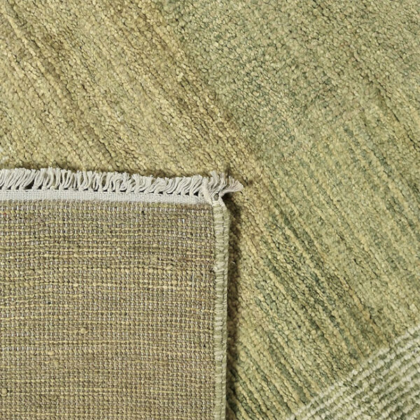 Achterkant hoek aanzicht van vloerkleed PATRI K, in de kleur groen gemaakt van wol.