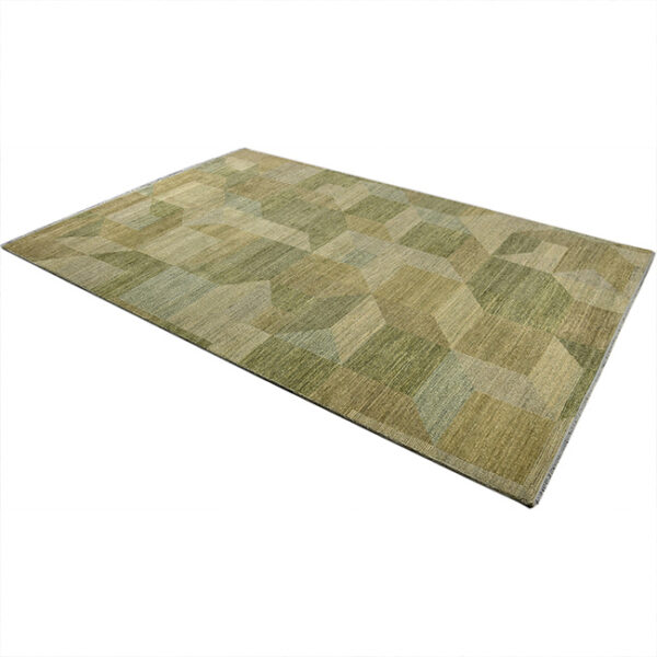 Diagonaal aanzicht van vloerkleed PATRI K, in de kleur groen gemaakt van wol.