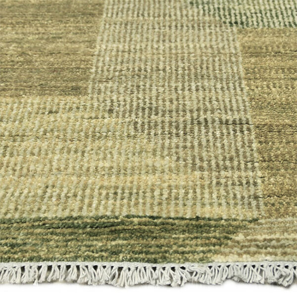 Zijkant detail aanzicht van vloerkleed PATRI K, in de kleur groen gemaakt van wol.