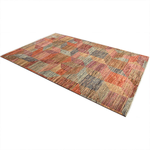 Diagonaal aanzicht van vloerkleed PATRI K, in de kleur rood gemaakt van wol.