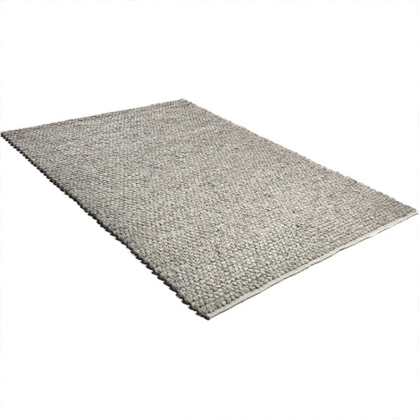 Diagonaal aanzicht van vloerkleed RENO, in de kleur nt grijs gemaakt van wol.