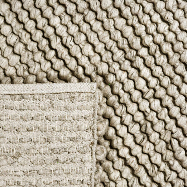 Achterkant hoek aanzicht van vloerkleed RENO, in de kleur zilver gemaakt van wol.