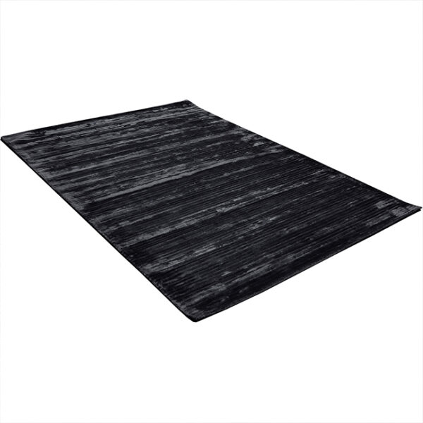 Diagonaal aanzicht van vloerkleed RIB, in de kleur antraciet, gemaakt van viscose.
