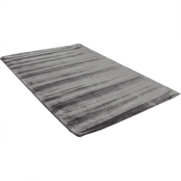 Diagonaal aanzicht van vloerkleed RIB, in de kleur grijs, gemaakt van viscose.