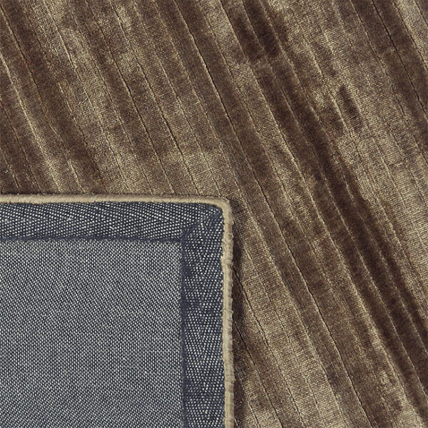 Achterkant hoek aanzicht van vloerkleed RIB, in de kleur taupe, gemaakt van viscose.