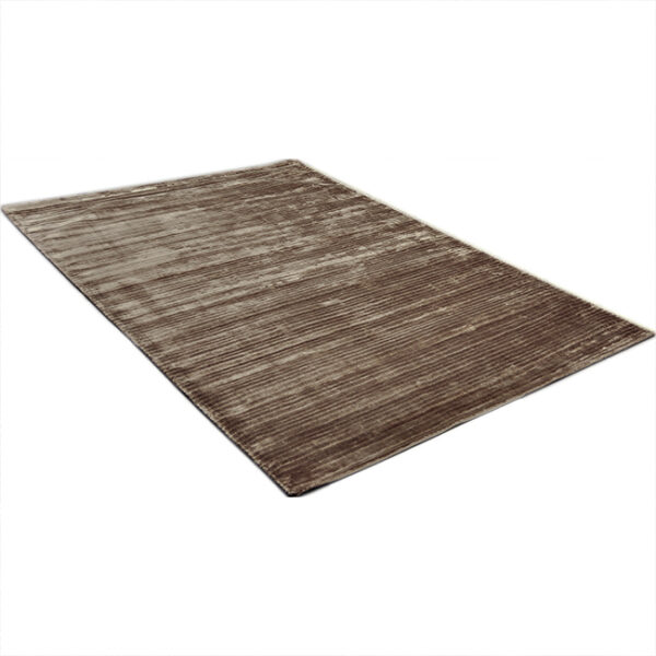 Diagonaal aanzicht van vloerkleed RIB, in de kleur taupe, gemaakt van viscose.
