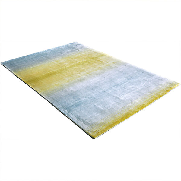 Diagonaal aanzicht van vloerkleed RIGA, in de kleur geel gemaakt van viscose.
