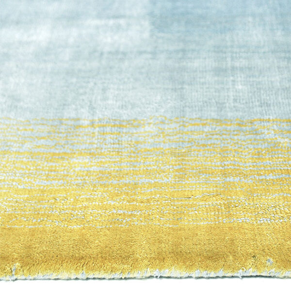 Zijkant detail aanzicht van vloerkleed RIGA, in de kleur geel gemaakt van viscose.