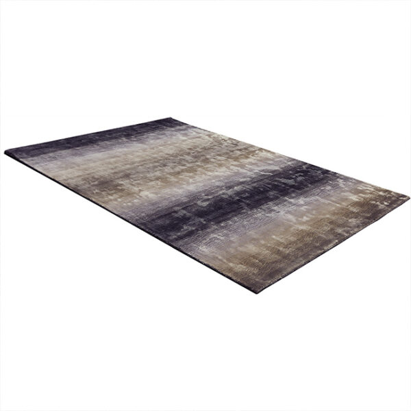 Diagonaal aanzicht van vloerkleed RIGA, in de kleur grijs gemaakt van viscose.
