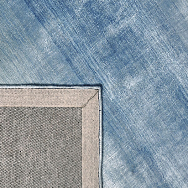 Achterkant hoek aanzicht van vloerkleed RIGA, in de kleur groen blauw gemaakt van viscose.