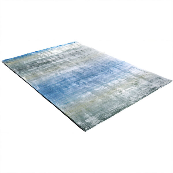 Diagonaal aanzicht van vloerkleed RIGA, in de kleur groen blauw gemaakt van viscose.