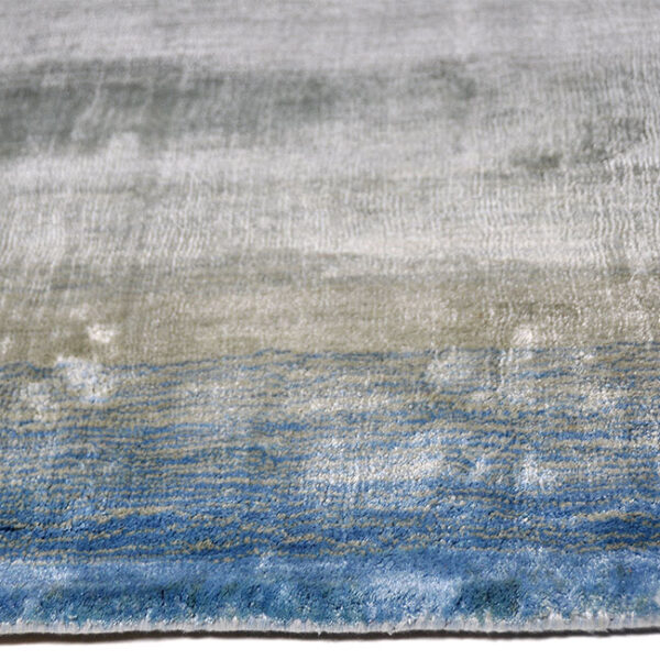 Zijkant detail aanzicht van vloerkleed RIGA, in de kleur groen blauw gemaakt van viscose.