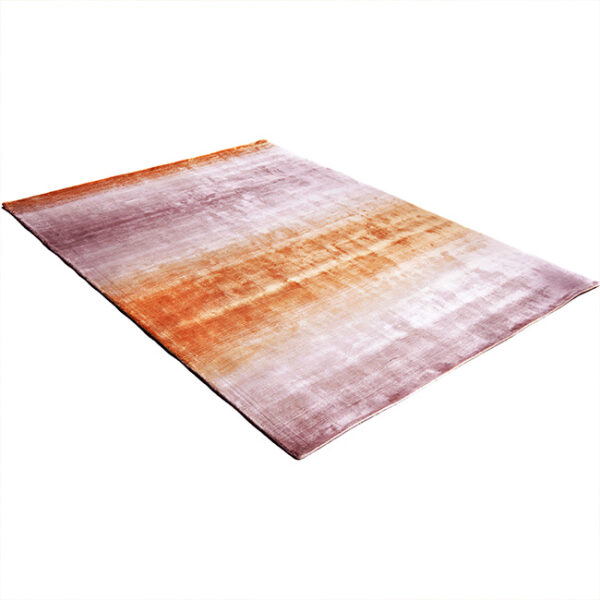Diagonaal aanzicht van vloerkleed RIGA, in de kleur oranje gemaakt van viscose.
