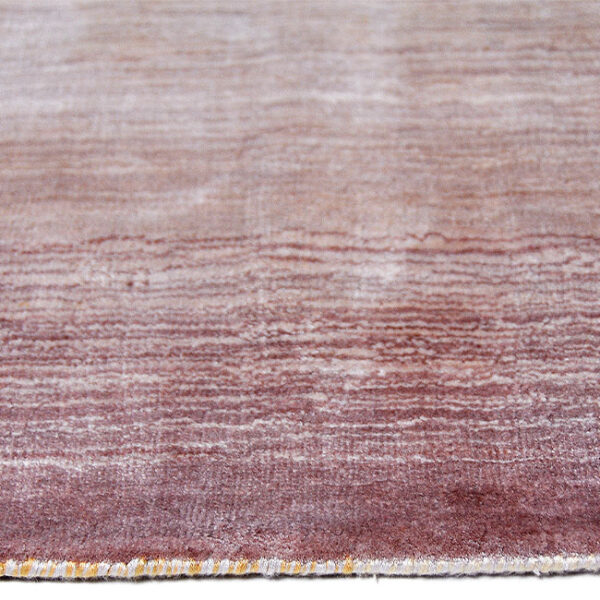 Zijkant detail aanzicht van vloerkleed RIGA, in de kleur oranje gemaakt van viscose.
