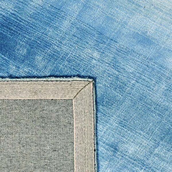 Achterkant hoek aanzicht van vloerkleed RIGA, in de kleur turquoise gemaakt van viscose.