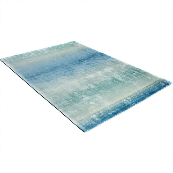 Diagonaal aanzicht van vloerkleed RIGA, in de kleur turquoise gemaakt van viscose.