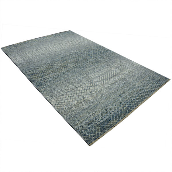 Diagonaal aanzicht van vloerkleed SALERNO, in de kleur beige olijf gemaakt van wol.