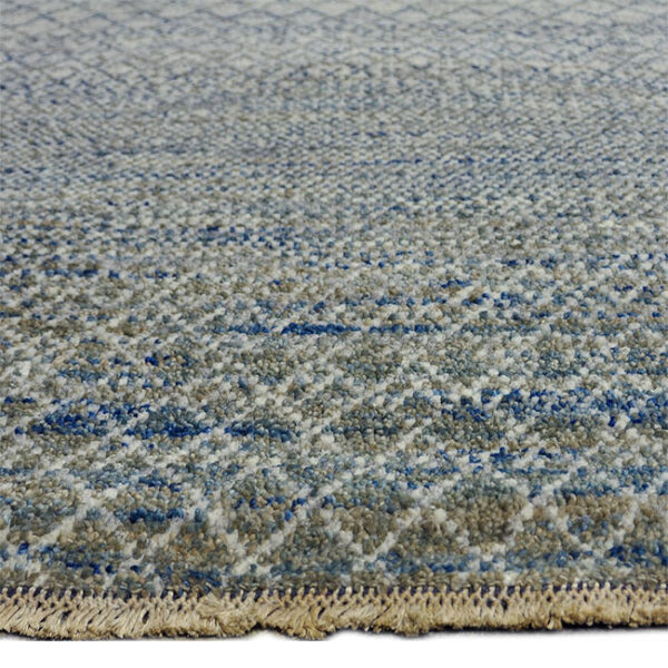Zijkant detail aanzicht van vloerkleed SALERNO, in de kleur beige olijf gemaakt van wol.